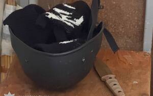 Учень у масці й касці напав із ножем на вчительку і свого однокласника, заявили в поліції Києва