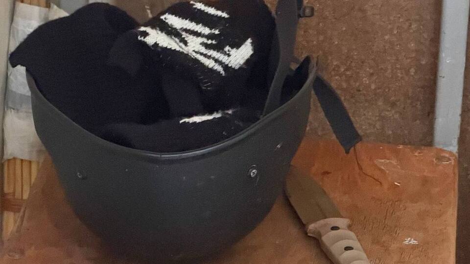 Ученик в маске и каске напал с ножом на учительницу и своего одноклассника, заявили в полиции Киева