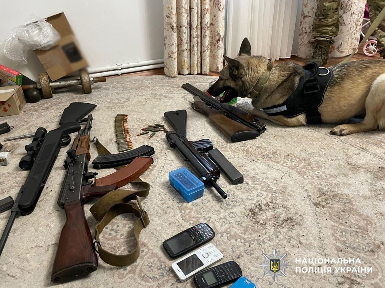 Правоохранители изъяли оружие, боеприпасы, взрывчатку, оборудование для их изготовления, автомобили, телефоны, документы и почти 900 тыс. грн наличными