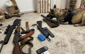 Правоохранители изъяли оружие, боеприпасы, взрывчатку, оборудование для их изготовления, автомобили, телефоны, документы и почти 900 тыс. грн наличными