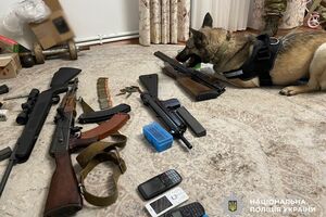 Правоохранители изъяли оружие, боеприпасы, взрывчатку, оборудование для их изготовления, автомобили, телефоны, документы и почти 900 тыс. грн наличными