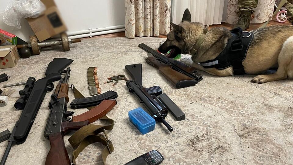 Правоохранители изъяли оружие, боеприпасы, взрывчатку, оборудование для их изготовления, автомобили, телефоны, документы и почти 900 тыс. грн наличными