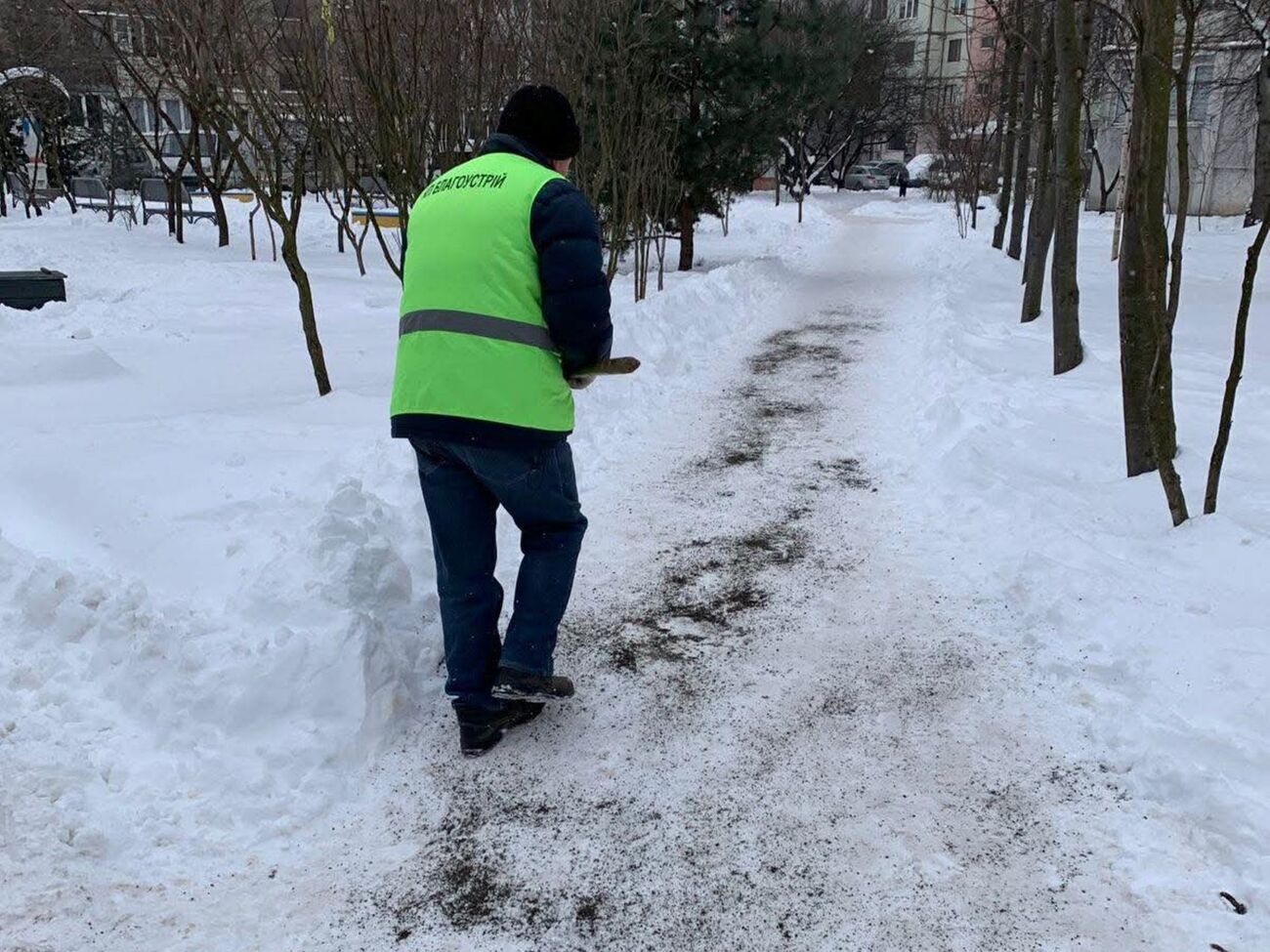 В ответ на агрессивные действия водителя коммунальщик ударил лопатой по автомобилю, после чего тот ударил уборщика деревянной битой, утверждают в прокуратуре