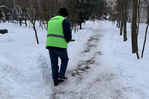 В ответ на агрессивные действия водителя коммунальщик ударил лопатой по автомобилю, после чего тот ударил уборщика деревянной битой, утверждают в прокуратуре