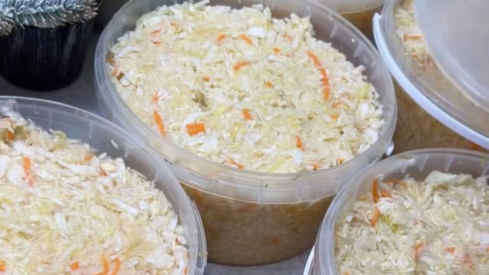 Готовую квашеную капусту поставьте в холодильник