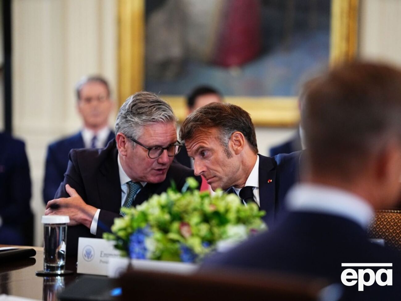 На думку колумніста, кількість військ, яку збираються скерувати в Україну Макрон і Стармер, не створить реальної загрози для РФ без гарантій повітряної підтримки з боку США