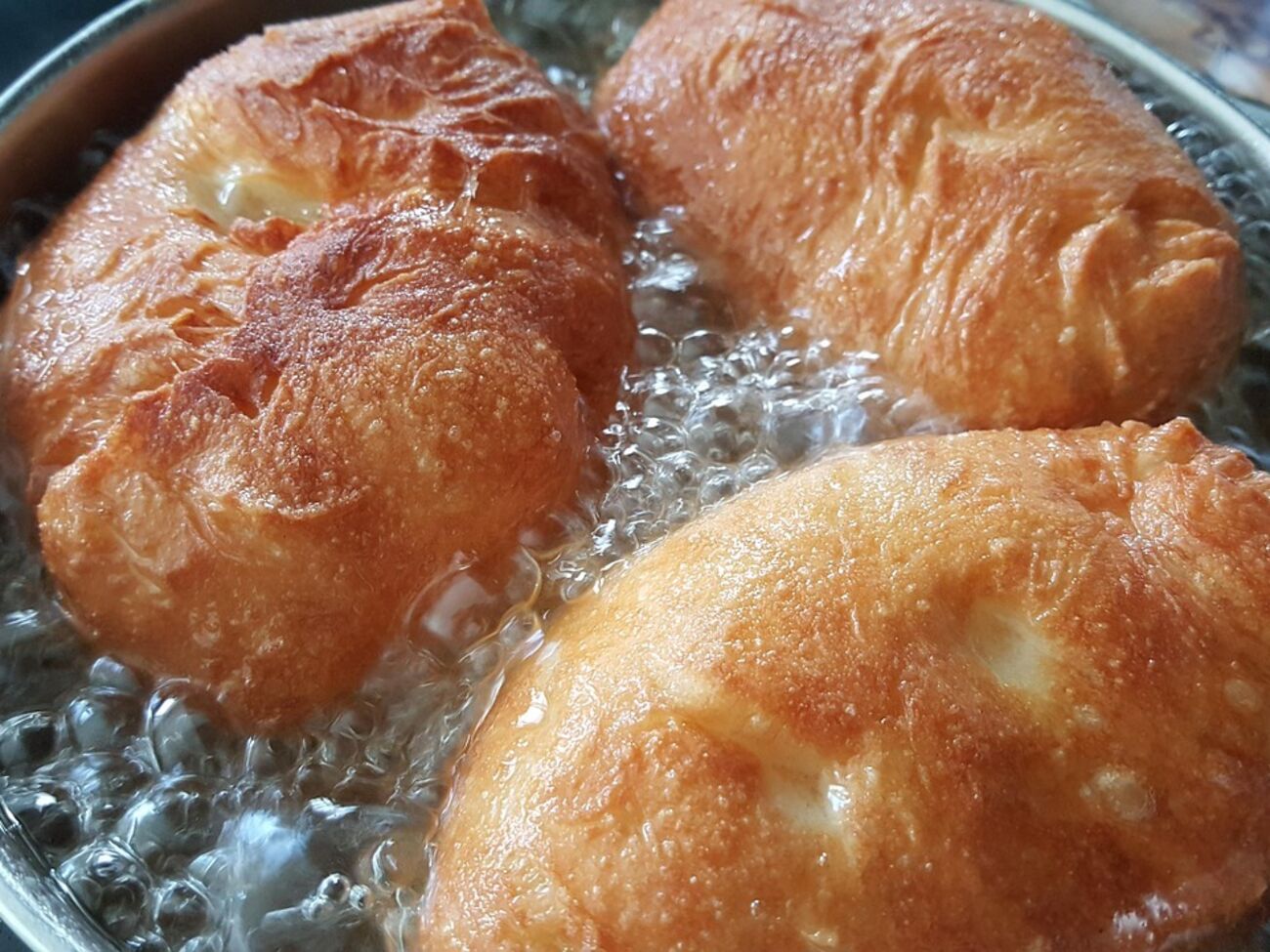 Пиріжки смажать у фритюрі