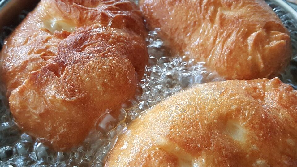 Пиріжки смажать у фритюрі