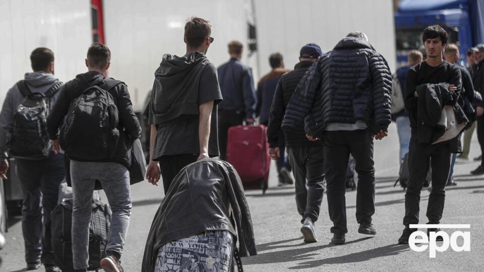 Из РФ за четыре года эмигрировали около 650 тыс. человек, пишет медиа