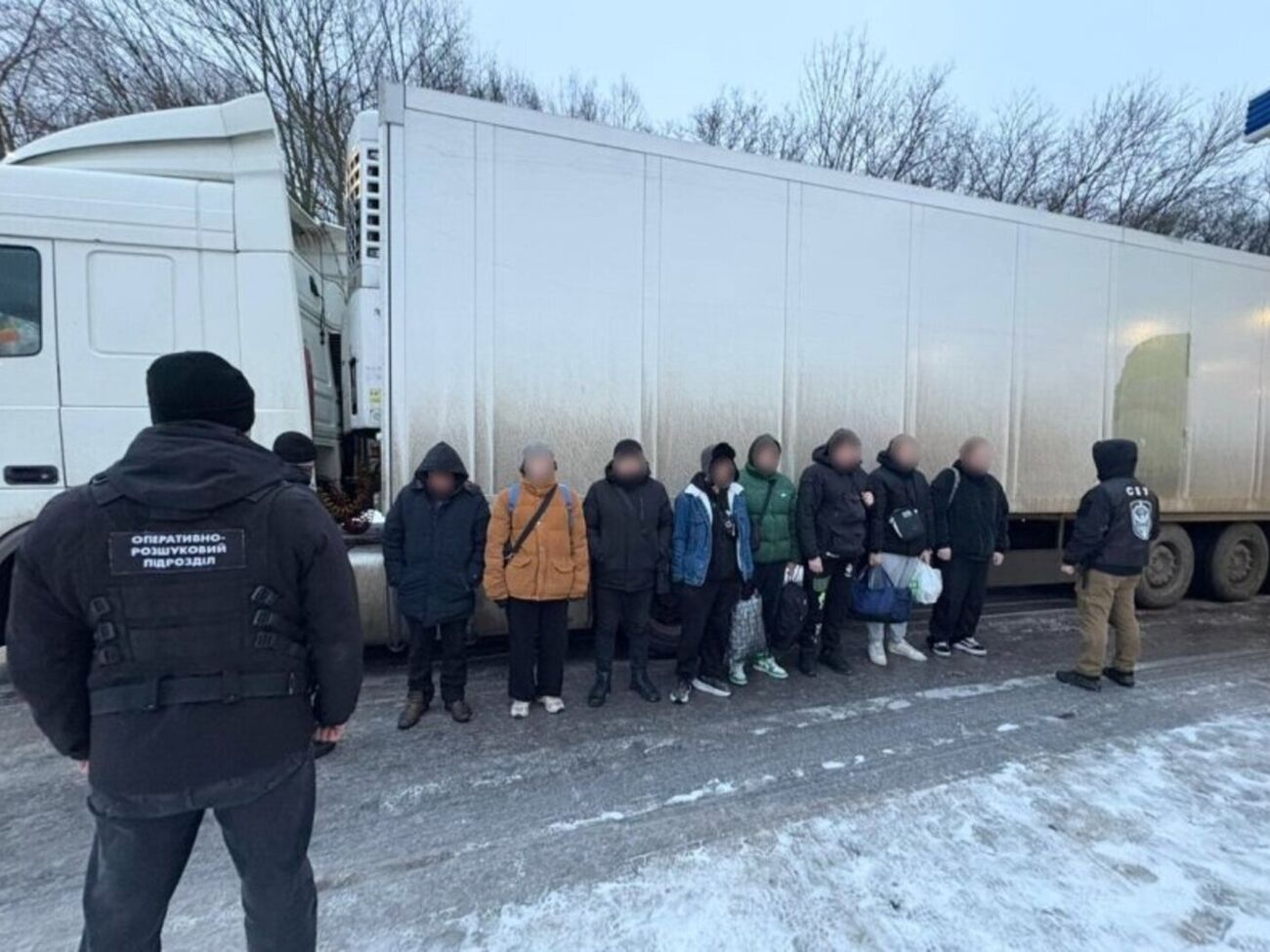 Пятерых мужчин водитель перевозил из Киева, еще двоих подобрал в Хмельницком и Хотине, отметили в ГПСУ