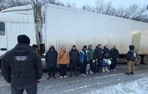 Пятерых мужчин водитель перевозил из Киева, еще двоих подобрал в Хмельницком и Хотине, отметили в ГПСУ