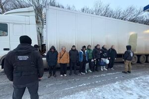 П'ятьох чоловіків водій перевозив із Києва, ще двох підібрав у Хмельницькому й Хотині, зазначили у ДПСУ