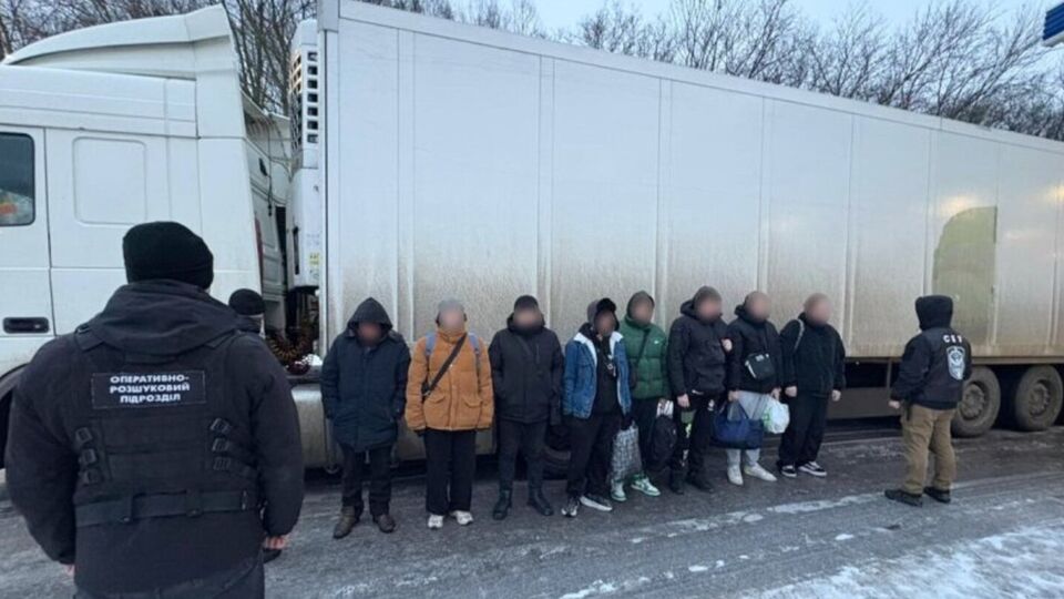 П'ятьох чоловіків водій перевозив із Києва, ще двох підібрав у Хмельницькому й Хотині, зазначили у ДПСУ