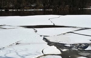 Девятилетние сестры-близнецы провалились под лед в польском городе Быдгощ