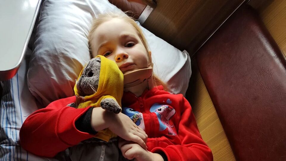 Семилетняя Виктория вместе с матерью смогла добраться в Киев благодаря начальнику поезда