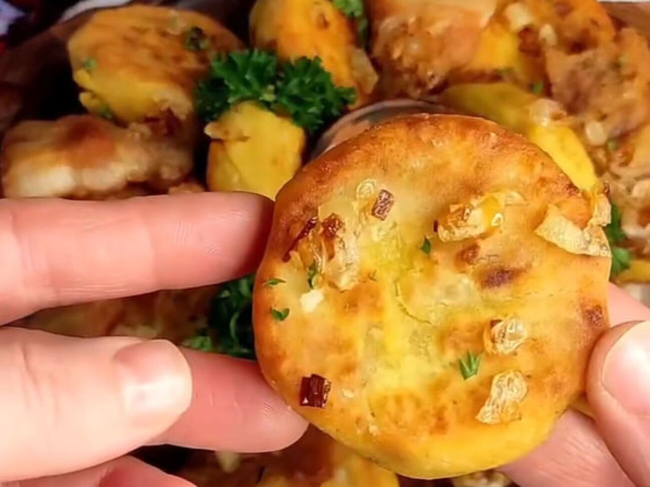 Подавайте горохляники с поджаренным салом, сметаной и чесноком