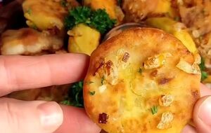 Подавайте горохляники с поджаренным салом, сметаной и чесноком