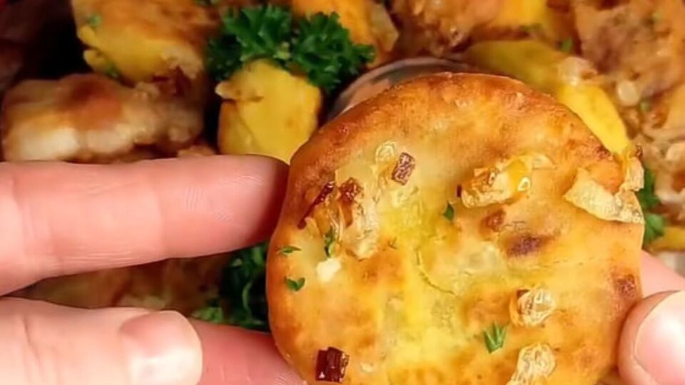 Подавайте горохляники с поджаренным салом, сметаной и чесноком