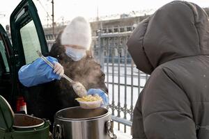Мэр Киева призвал жителей столицы сообщить местным властям об одиноких пожилых и маломобильных людях, которые нуждаются в помощи