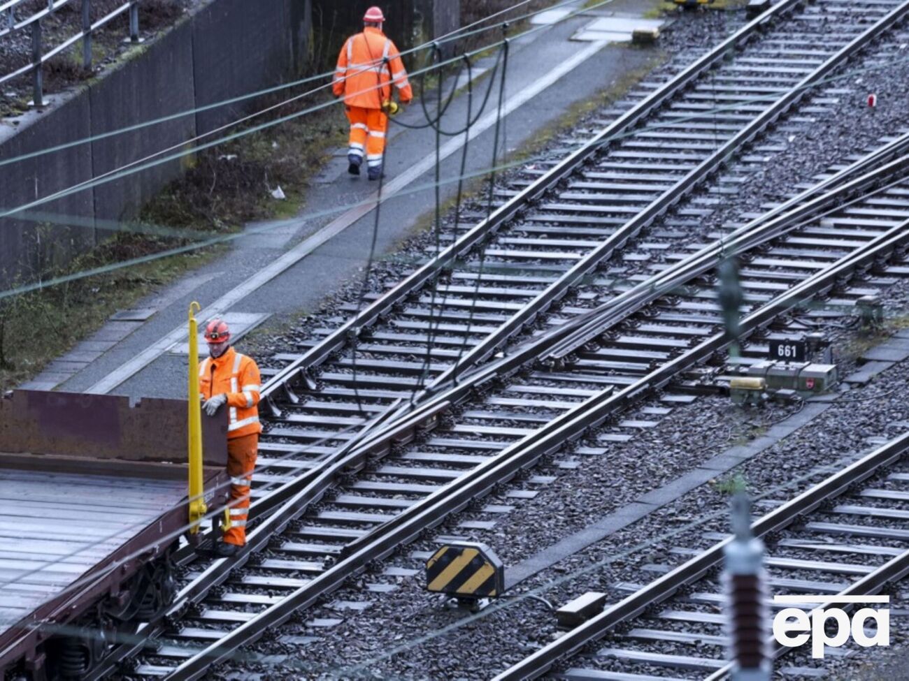 На месте происшествия следователи обнаружили несколько металлических скоб, закрепленных на рельсах