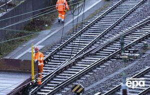 На месте происшествия следователи обнаружили несколько металлических скоб, закрепленных на рельсах