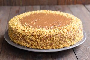 Для крема понадобятся сливочное масло и сгущенное молоко