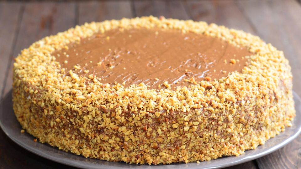 Для крему знадобляться вершкове масло і згущене молоко