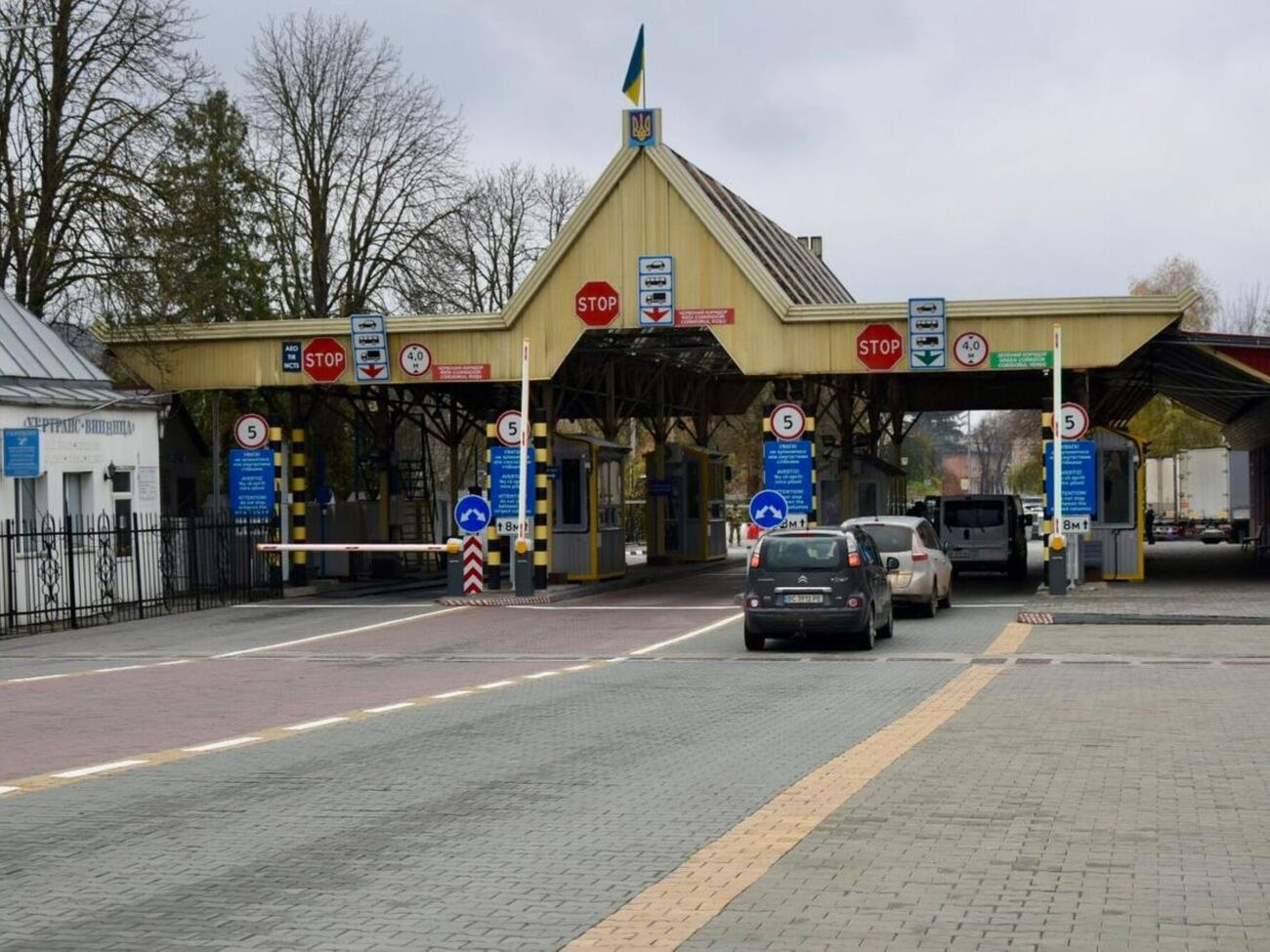 По данным журналистов, настоятель уехал в Молдову через пункт пропуска "Могилев-Подольский"