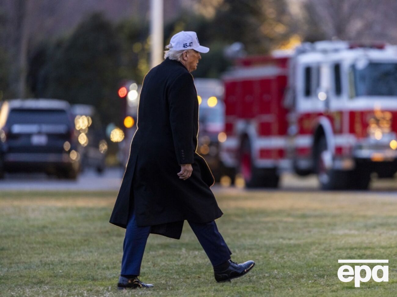 Трамп 13 січня показав середній палець робітнику під час візиту на завод Ford у Детройті