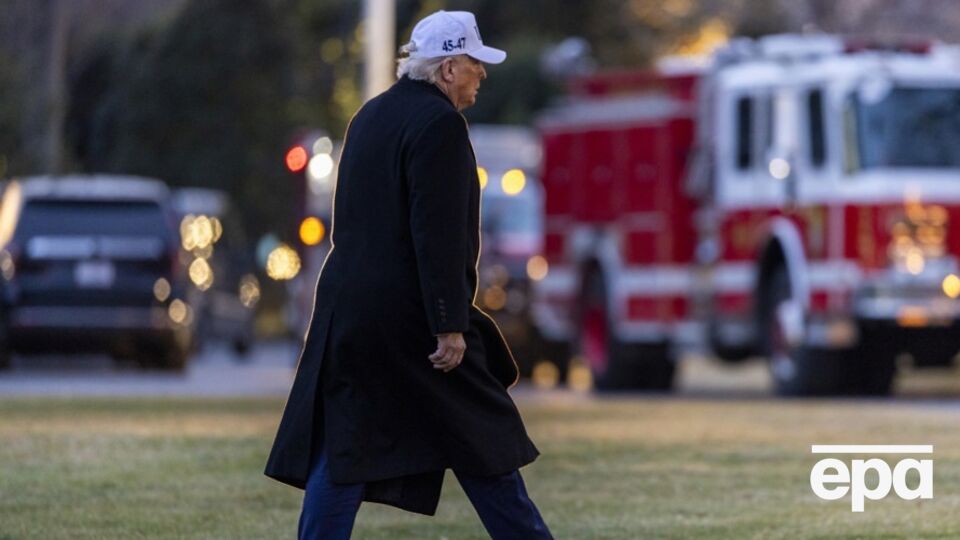 Трамп 13 січня показав середній палець робітнику під час візиту на завод Ford у Детройті