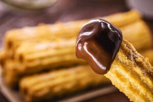 Печенье можно подавать с шоколадом