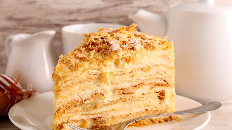 Торт выкладывают слоями