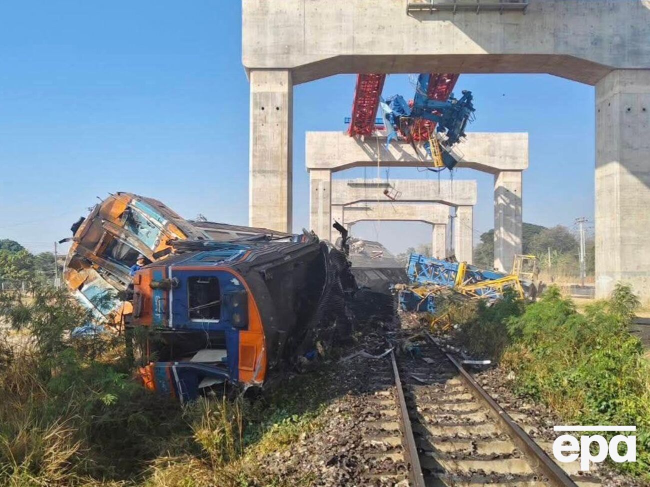 Багато пасажирів опинилися заблокованими в поїзді після аварії