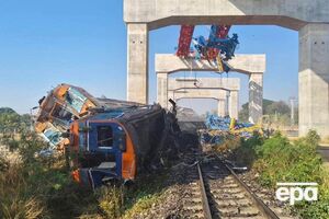 Многие пассажиры оказались заблокированы в поезде после аварии