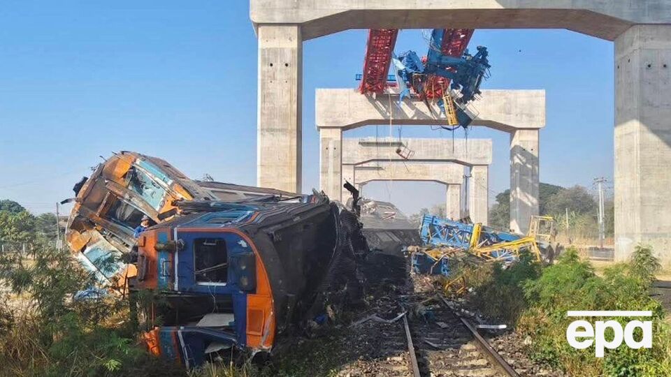 Багато пасажирів опинилися заблокованими в поїзді після аварії