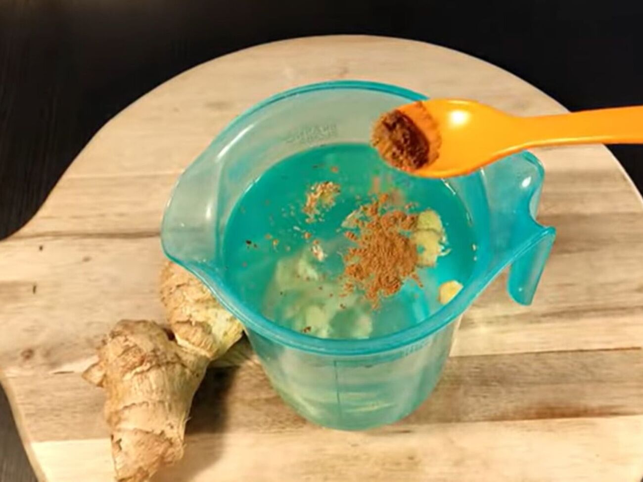 Для приготування настою знадобляться кориця, гвоздика та імбир