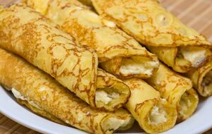 Обсмажте млинці з обох боків на розігрітій сковороді, змащеній жиром