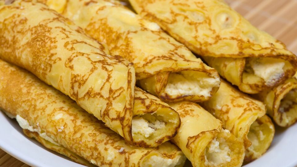 Обсмажте млинці з обох боків на розігрітій сковороді, змащеній жиром