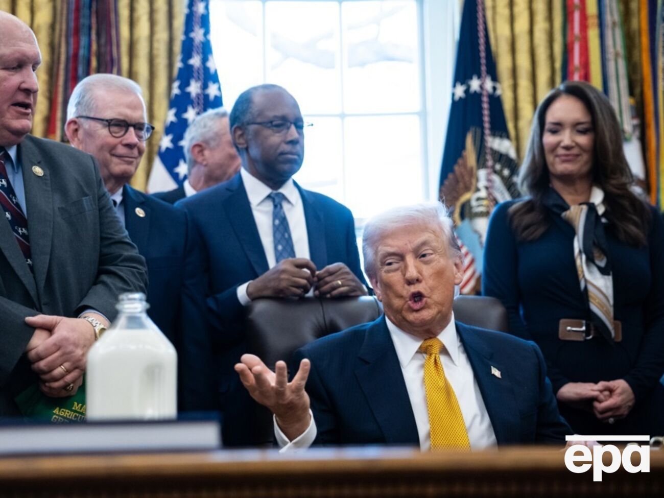 Трамп предложил прессе выпить все молоко