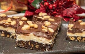 Один із прошарків усередині становить арахісова паста