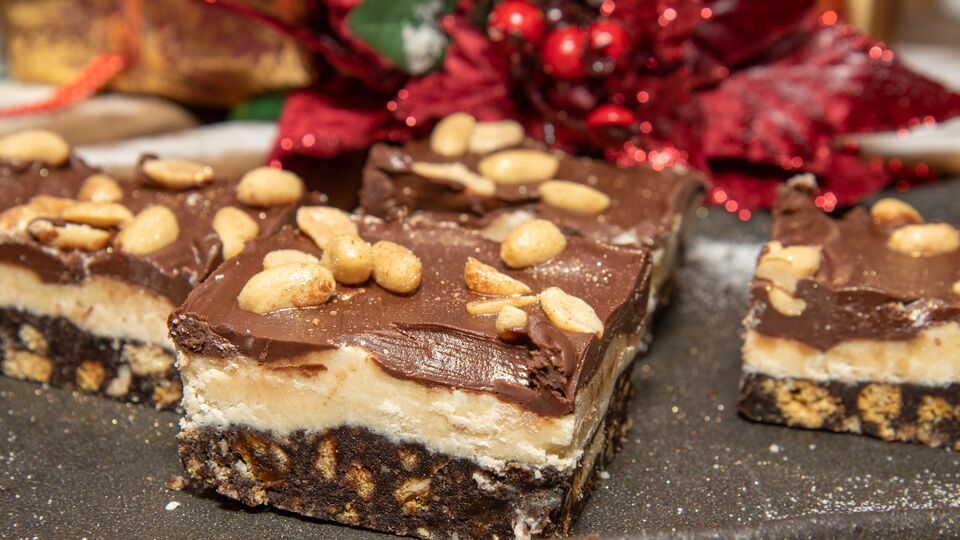 Один із прошарків усередині становить арахісова паста