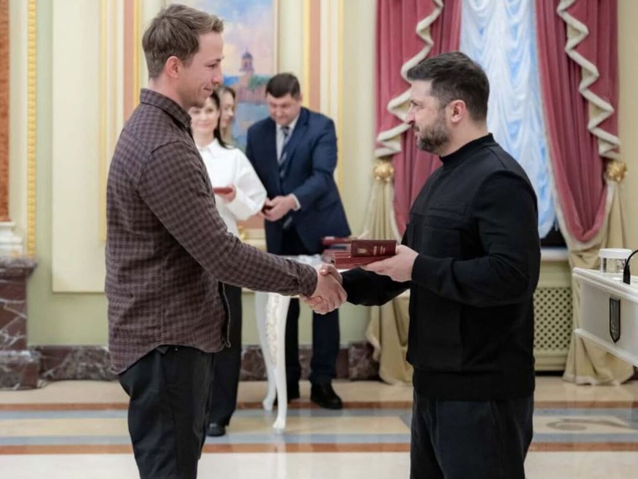 Терен добавил, что принял орден с благодарностью, хотя и не уверен, что его заслужил