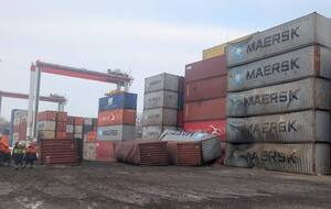 На судне повреждены несколько контейнеров