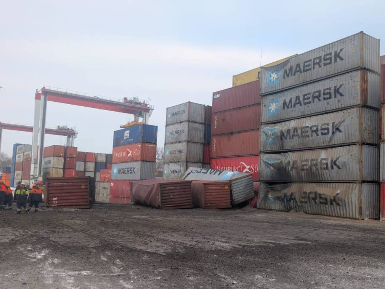 На судні пошкоджено кілька контейнерів