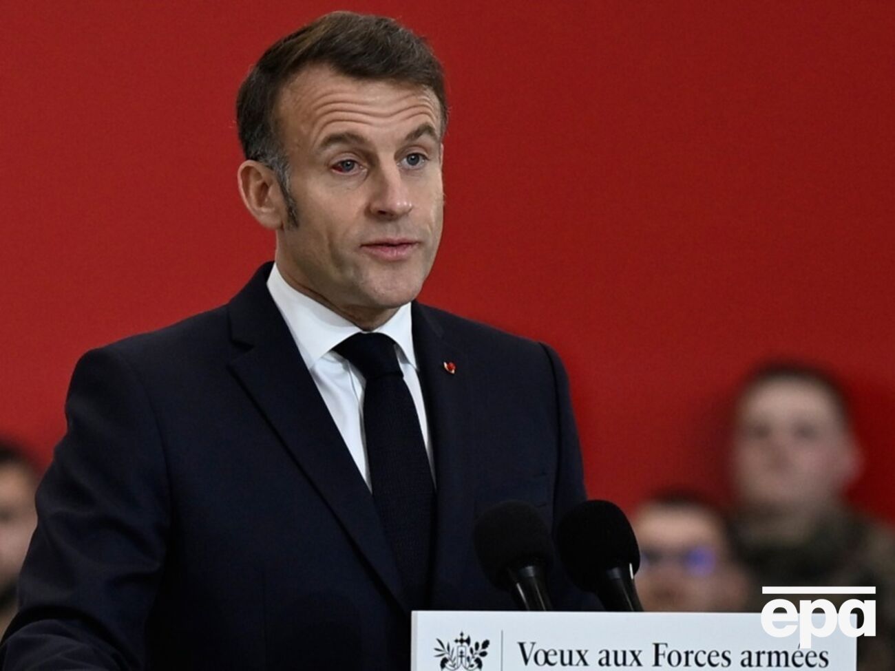 Макрон назвал "пустяком" неэстетичный вид своего глаза