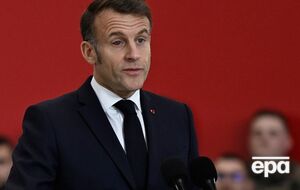 Макрон назвал "пустяком" неэстетичный вид своего глаза