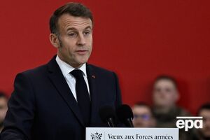 Макрон назвал "пустяком" неэстетичный вид своего глаза