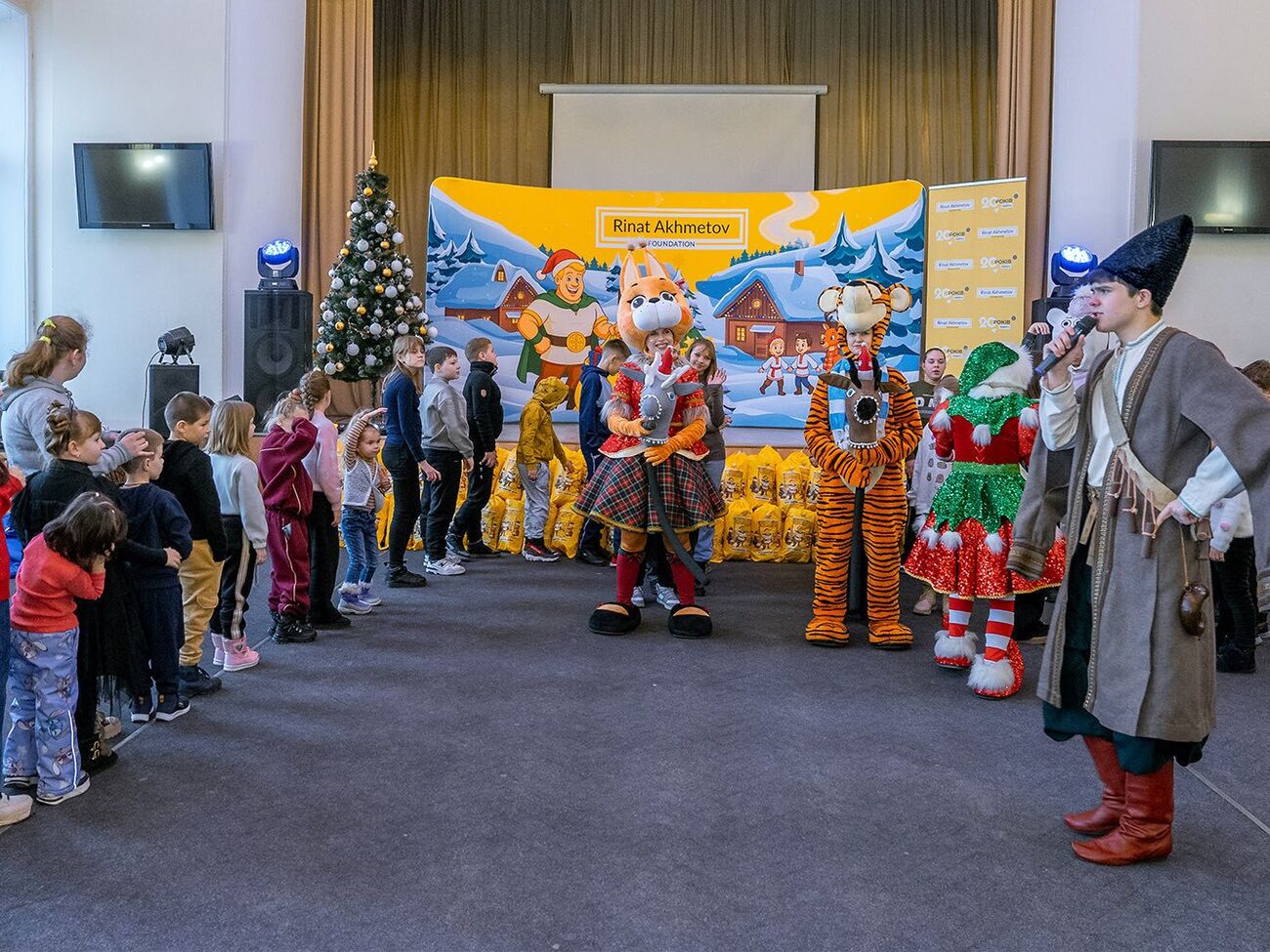 Фонд Рината Ахметова устроил праздничную программу для детей из Донецкой области, которые живут в Днепре