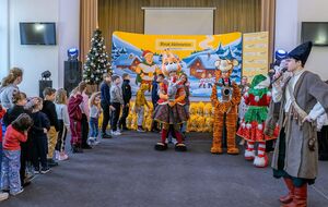 Фонд Рината Ахметова устроил праздничную программу для детей из Донецкой области, которые живут в Днепре