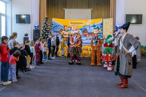 Фонд Рината Ахметова устроил праздничную программу для детей из Донецкой области, которые живут в Днепре